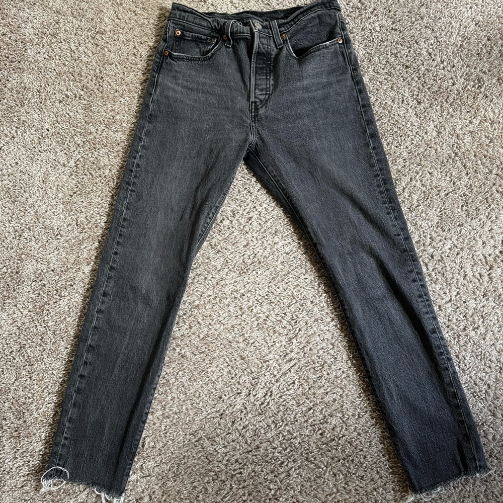 Levi’s Premium 501 Skinny Women’s Jeans in Cropped Black Denim w/ Raw Hem Sz 27 - Picture 2 of 16